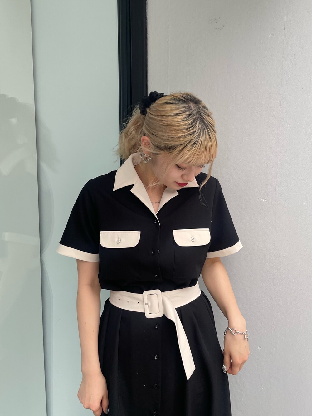 ブラック系のワンピース、ブラック系のサンダル、シルバー系のピアス（両耳用）を着用したレディースの春コーディネートの3枚目の写真