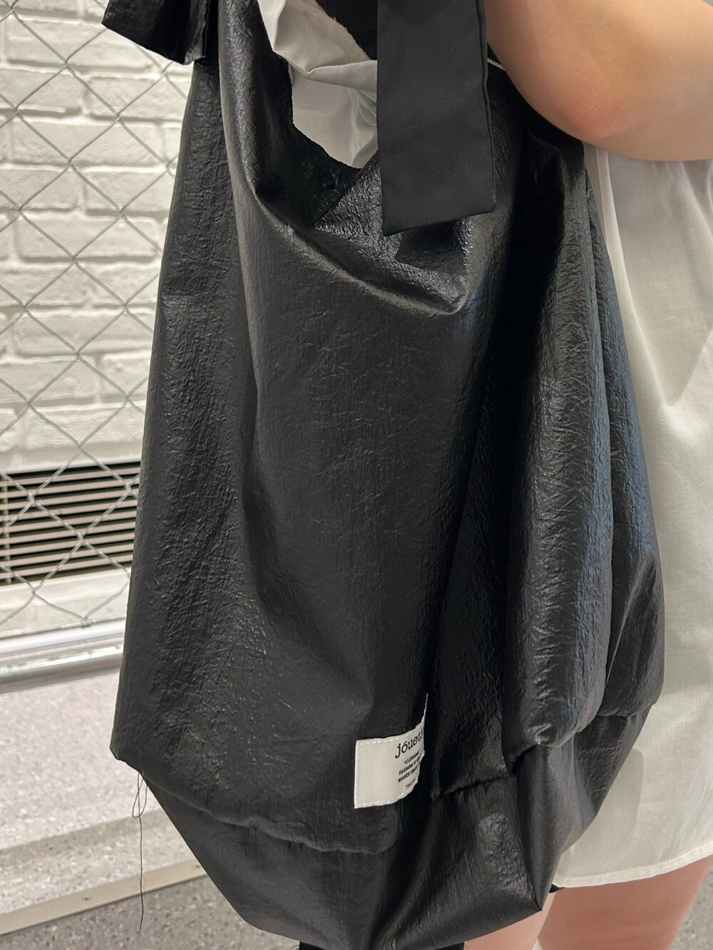 ブラック系のトートバッグ、ホワイト系のシャツ/ブラウス、ブラック系のチョーカーを着用したレディースの夏コーディネートの10枚目の写真