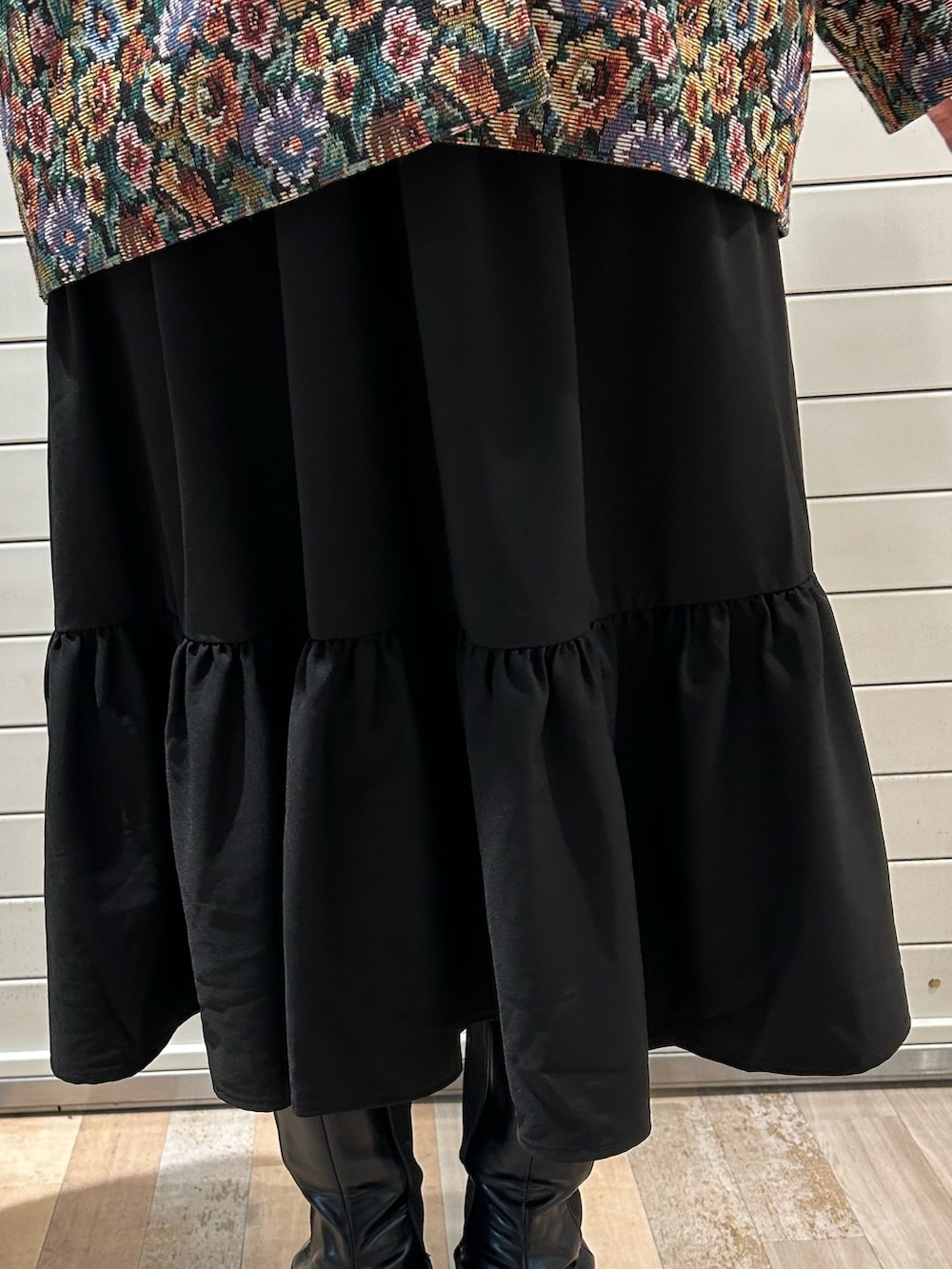 ブラック系のテーラードジャケット、ブラック系のワンピースを着用したレディースの冬コーディネートの6枚目の写真