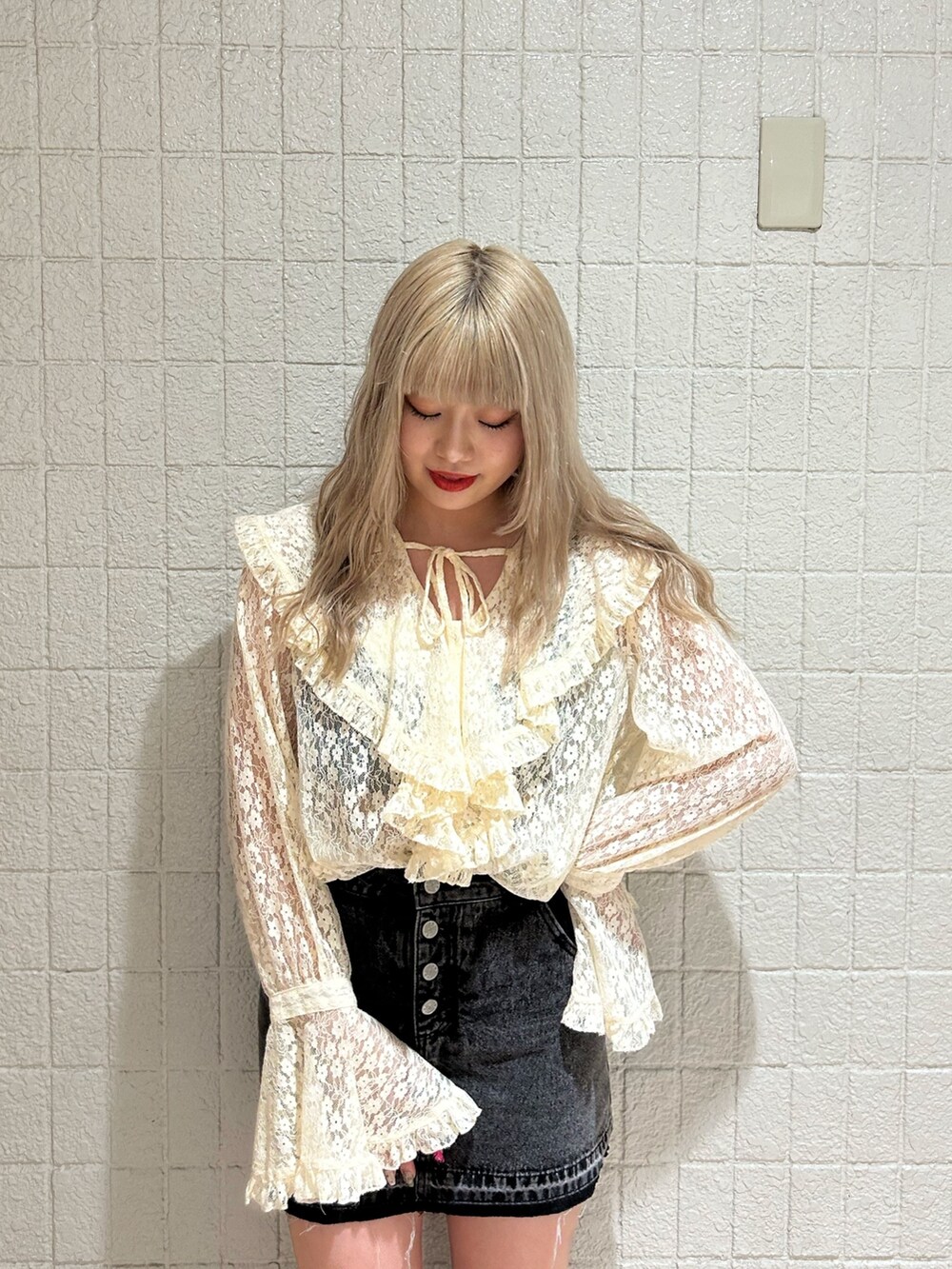 ホワイト系のシャツ/ブラウス、ブラック系のデニムパンツ、ブラック系のブーツを着用したレディースの秋コーディネートの5枚目の写真