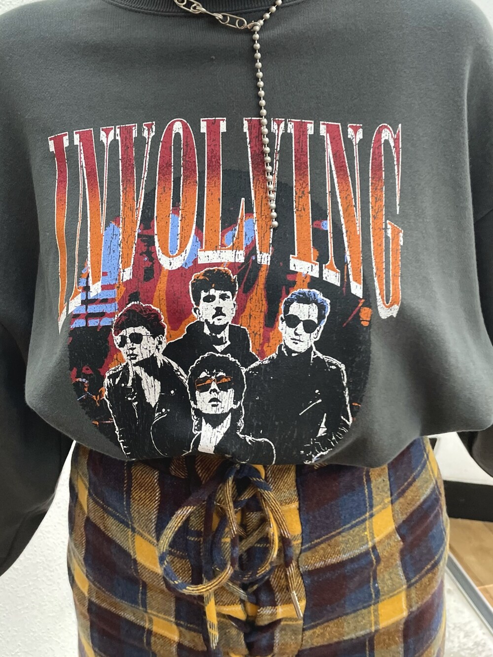 ブラック系のスウェット、イエロー系のスカートを着用したレディースの夏コーディネートの4枚目の写真