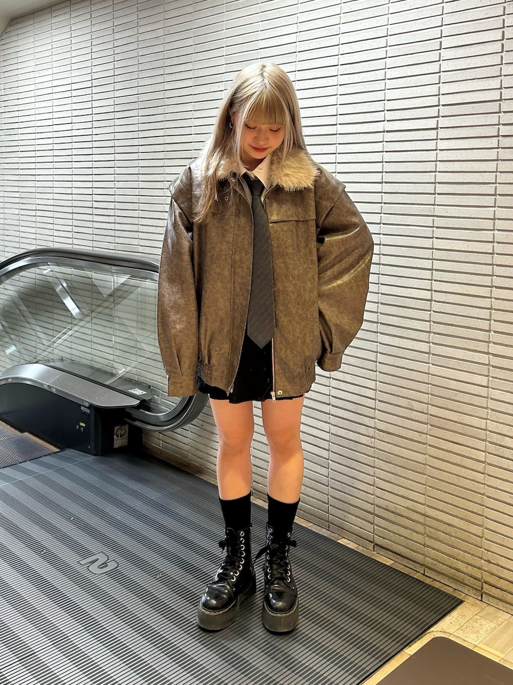 ホワイト系のシャツ/ブラウス、グレー系のネクタイ、ブラック系のスカートを着用したレディースの秋コーディネートの3枚目の写真