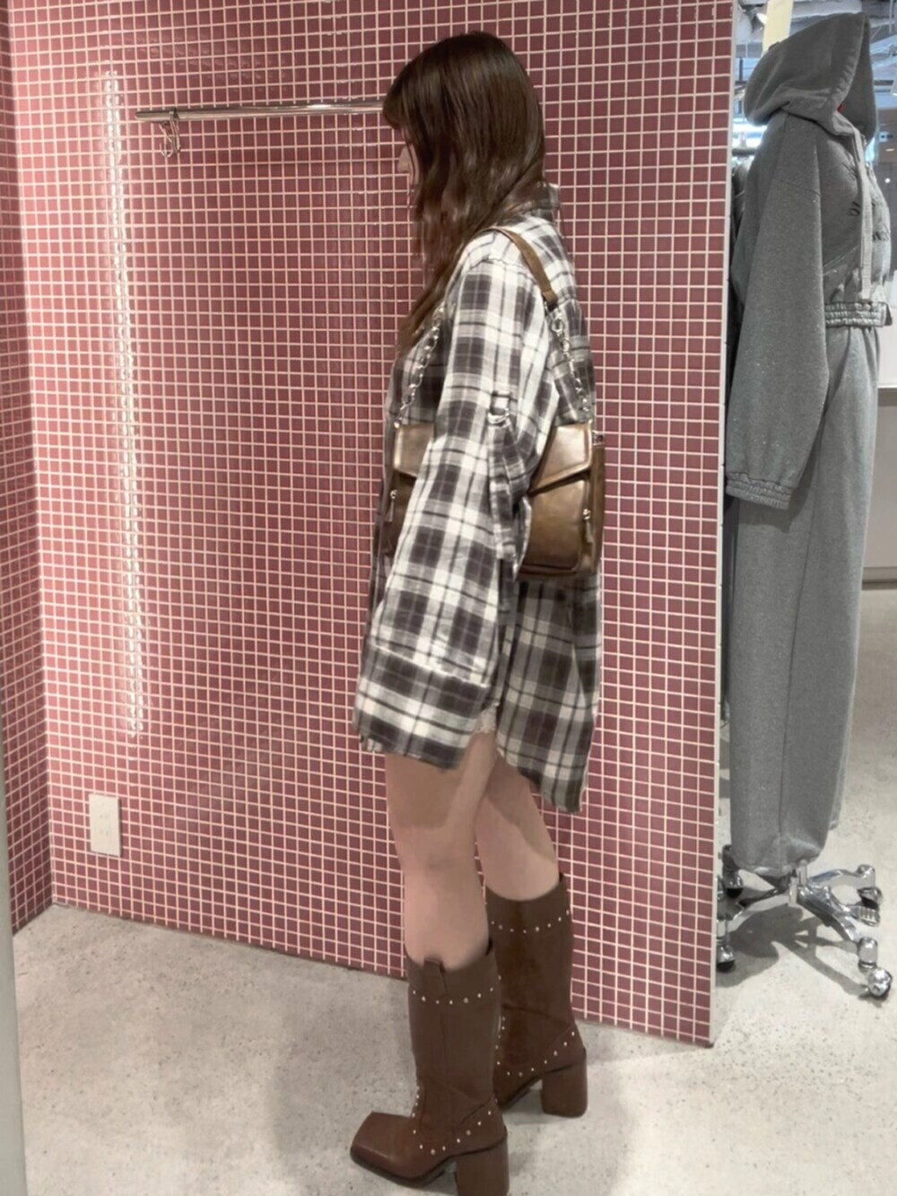 ブラウン系のシャツ/ブラウス、ブラウン系のハンドバッグ、ブラウン系のブーツを着用したレディースの春コーディネートの3枚目の写真