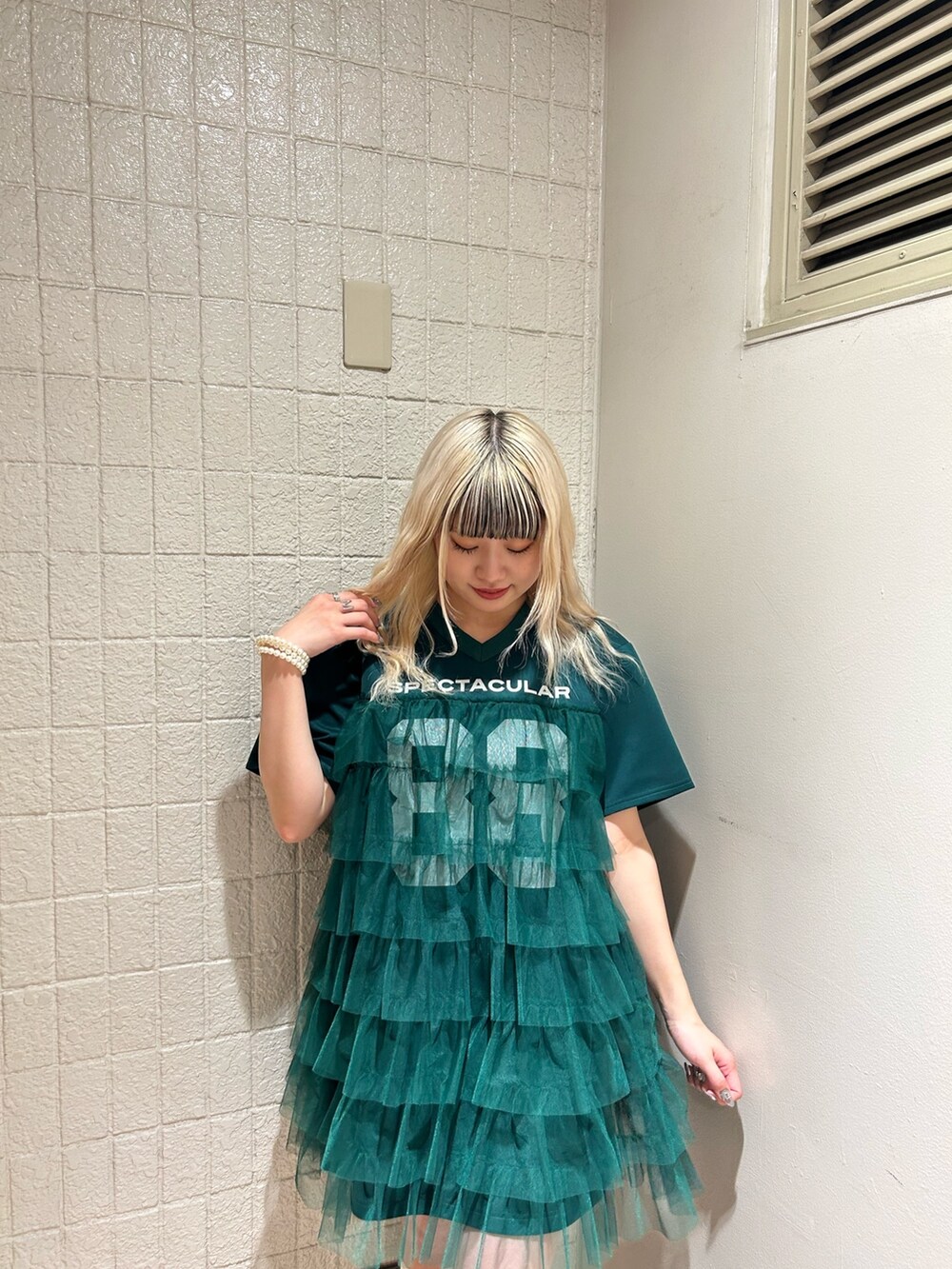 グリーン系のワンピース、ゴールド系のブレスレットを着用したレディースの春コーディネートの7枚目の写真