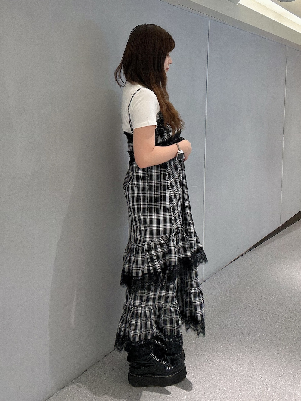 ホワイト系のTシャツ/カットソー、ブラック系のワンピース、ブラック系のネックレスを着用したレディースの夏コーディネートの3枚目の写真