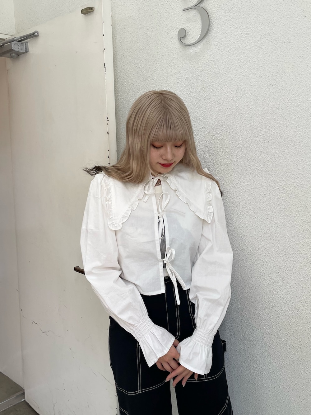 ホワイト系のTシャツ/カットソー、ブラック系のその他パンツ、ホワイト系のシャツ/ブラウスを着用したレディースの春コーディネートの3枚目の写真