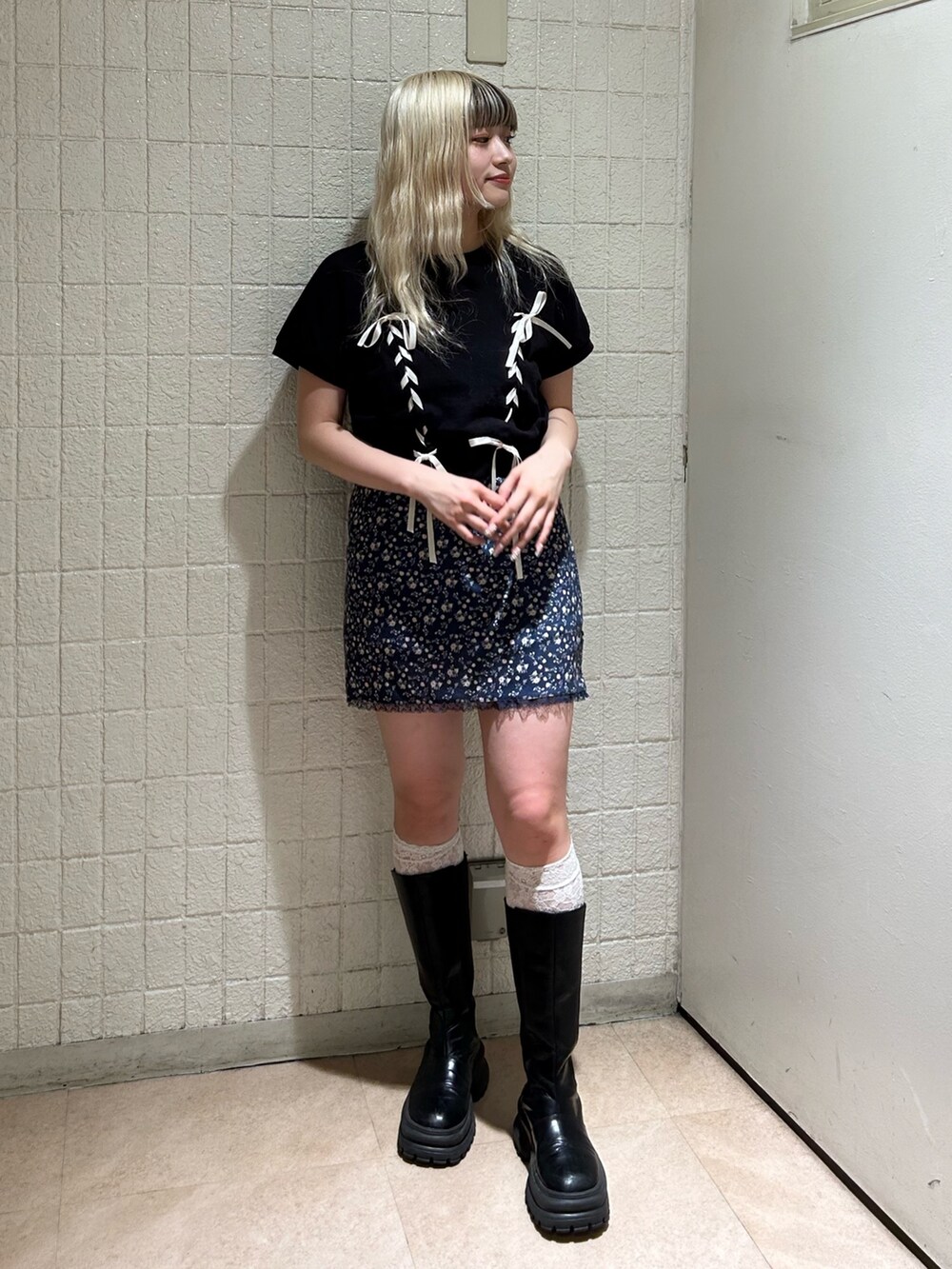 ブラック系のTシャツ/カットソー、ブルー系のワンピースを着用したレディースの夏コーディネートの3枚目の写真