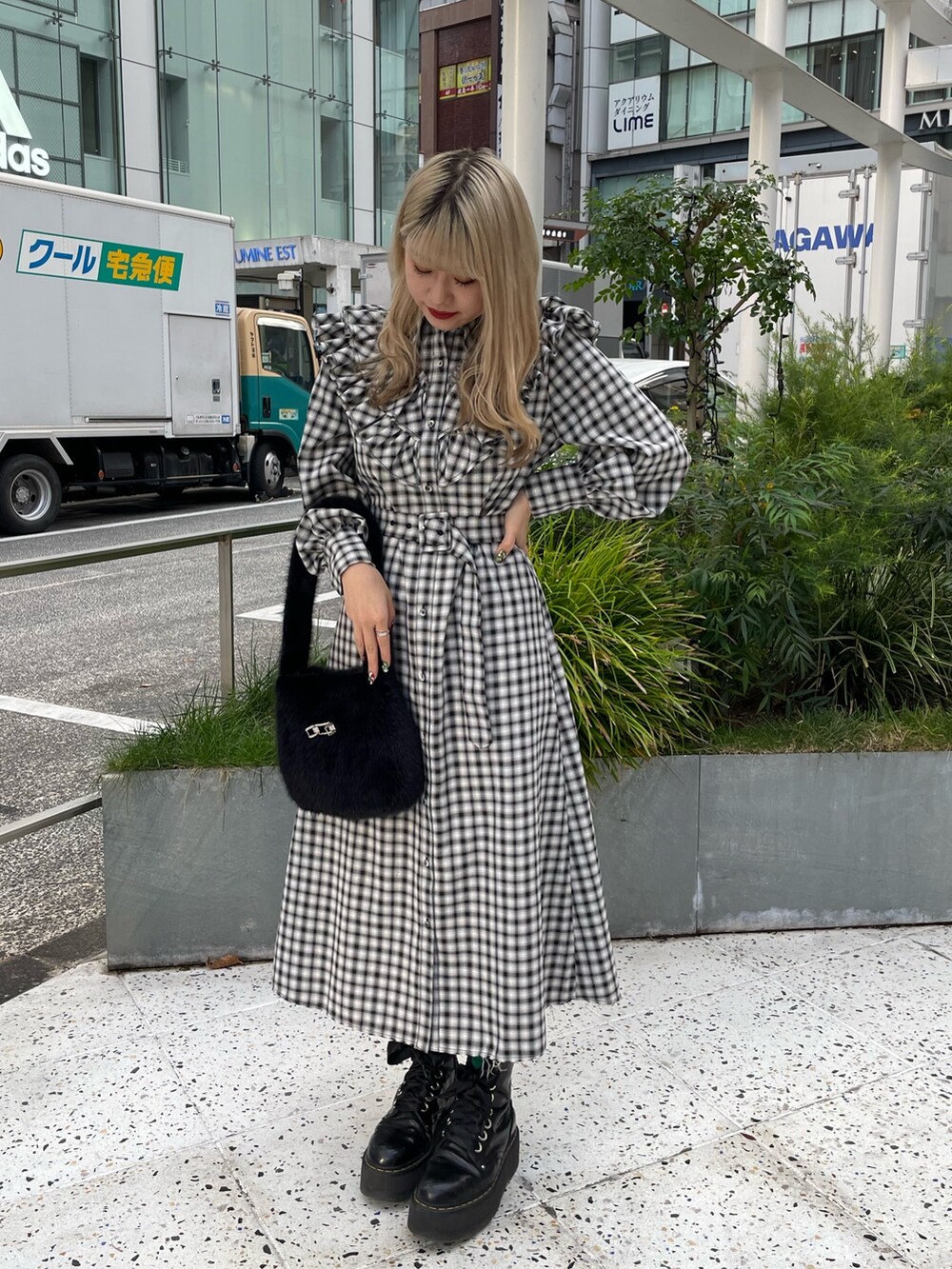 ブラック系のワンピース、ブラック系のハンドバッグ、ブラック系のその他シューズを着用したレディースの冬コーディネートの2枚目の写真