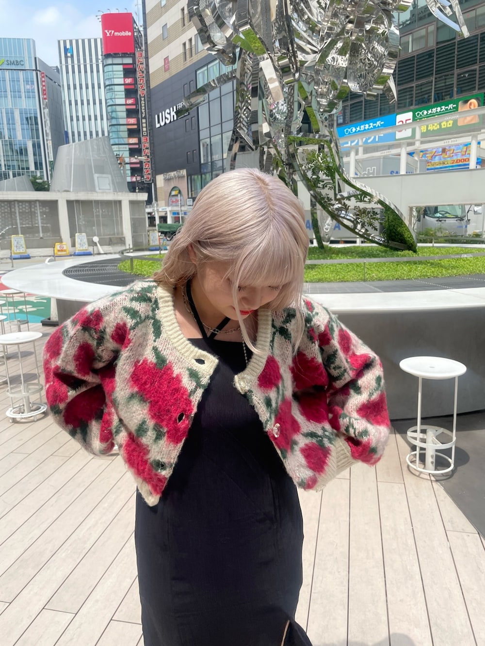 ブラック系のその他シューズ、ホワイト系のカーディガン/ボレロ、ブラック系のワンピースを着用したレディースの夏コーディネートの2枚目の写真