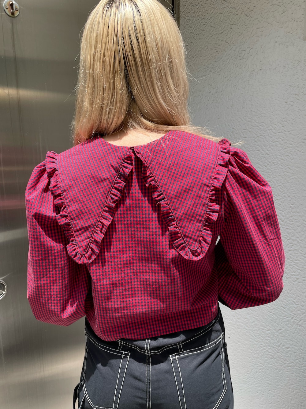 レッド系のシャツ/ブラウス、ブラック系のその他パンツ、ブラック系のその他シューズを着用したレディースの夏コーディネートの6枚目の写真