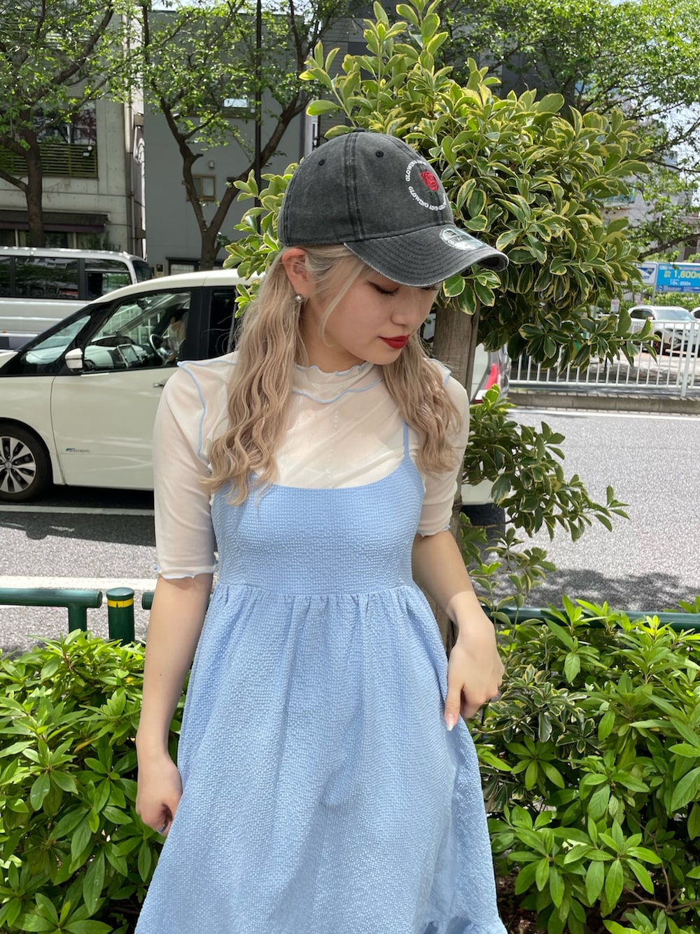 ブラック系のその他シューズ、ブルー系のワンピース、ブラック系のキャップを着用したレディースの春コーディネートの3枚目の写真