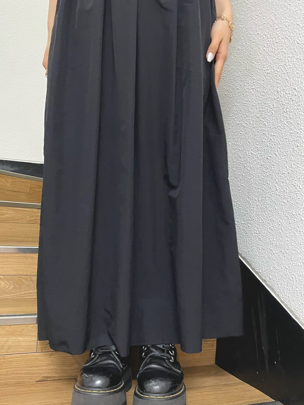 ブラック系のワンピース、ブラック系のその他シューズ、ホワイト系のTシャツ/カットソーを着用したレディースの春コーディネートの7枚目の写真