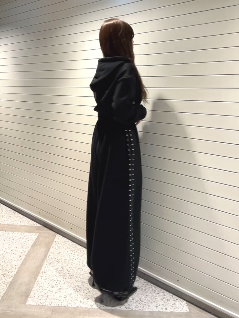 ブラック系のパンプス、ブラック系のパーカー、ブラック系のスウェットパンツを着用したレディースの春コーディネートの2枚目の写真