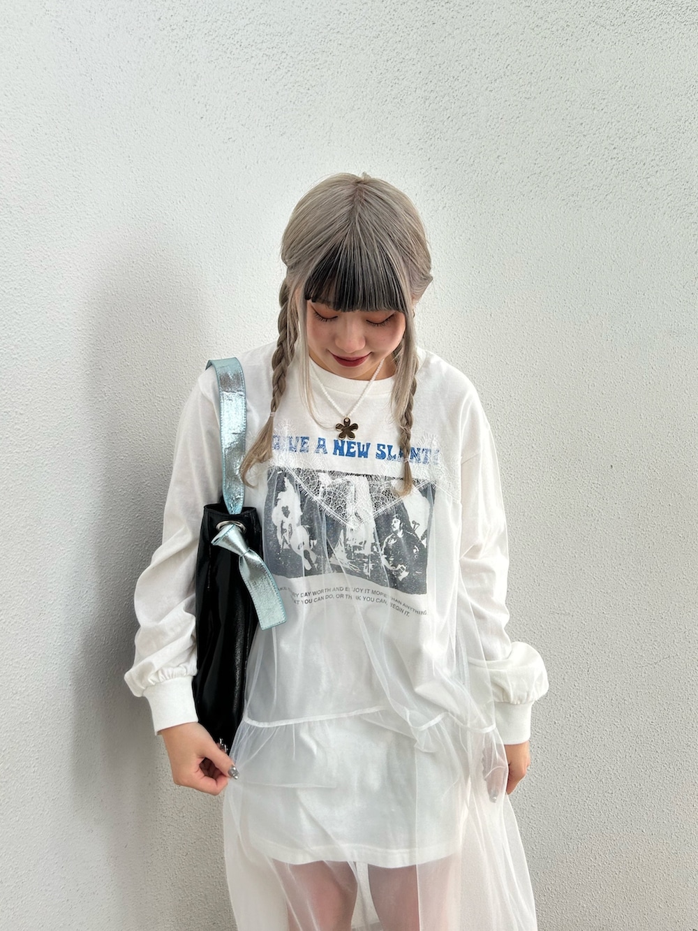 「jouetie、ジュエティ、jouetieコーデ、ワンピース、ロングワンピース、チュールワンピース、レースワンピース、バンドT、ミニワンピース、メタルバッグ、ロングブーツ」｜「jouetieのフラワートップビーズネックレス（ネックレス、ゴールド系）」を使った、MOMOKAさん（レディース・160cm）の冬コーディネートの3枚目の写真