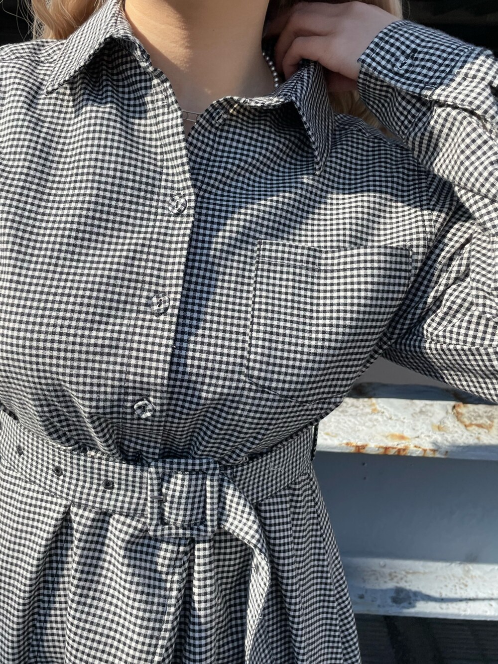 ホワイト系のワンピース、ブラック系のデニムパンツ、ブラック系のその他シューズを着用したレディースの冬コーディネートの4枚目の写真