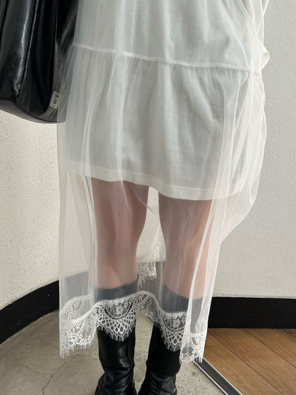 「jouetie、ジュエティ、jouetieコーデ、ワンピース、ロングワンピース、チュールワンピース、レースワンピース、バンドT、ミニワンピース、メタルバッグ、ロングブーツ」｜「jouetieのフラワートップビーズネックレス（ネックレス、ゴールド系）」を使った、MOMOKAさん（レディース・160cm）の冬コーディネートの7枚目の写真