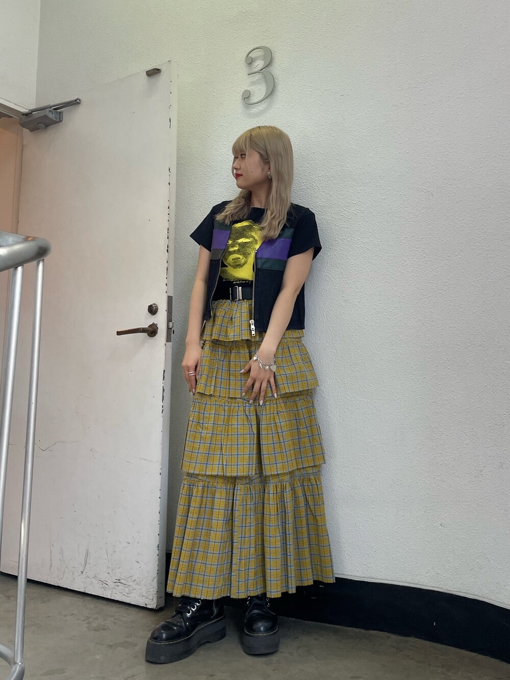 ブラック系のベスト、ブラック系のTシャツ/カットソー、ブラック系のその他シューズを着用したレディースの春コーディネートの2枚目の写真