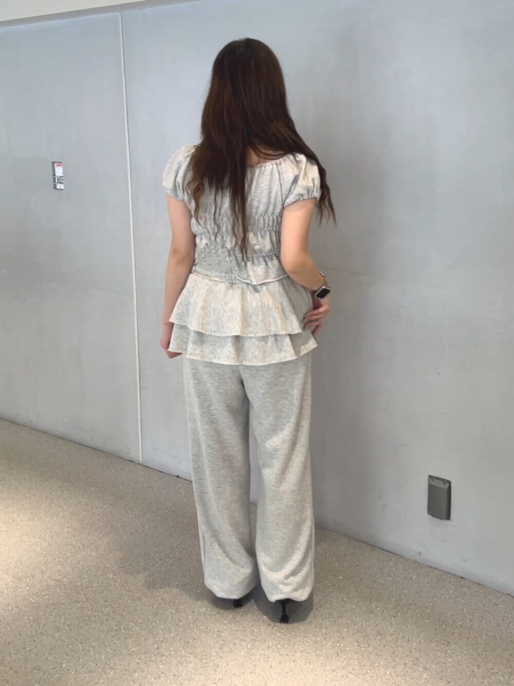 グレー系のTシャツ/カットソー、グレー系のスウェットパンツ、ブラック系のパンプスを着用したレディースの夏コーディネートの4枚目の写真