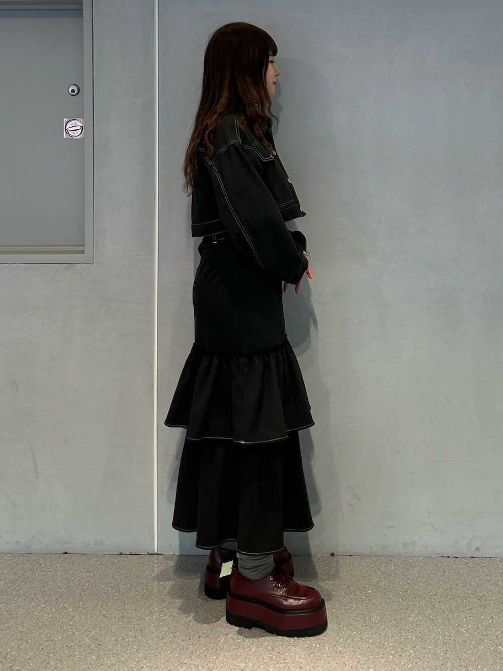 グレー系のワンピース、その他のニット/セーター、レッド系のドレスシューズを着用したレディースの冬コーディネートの2枚目の写真