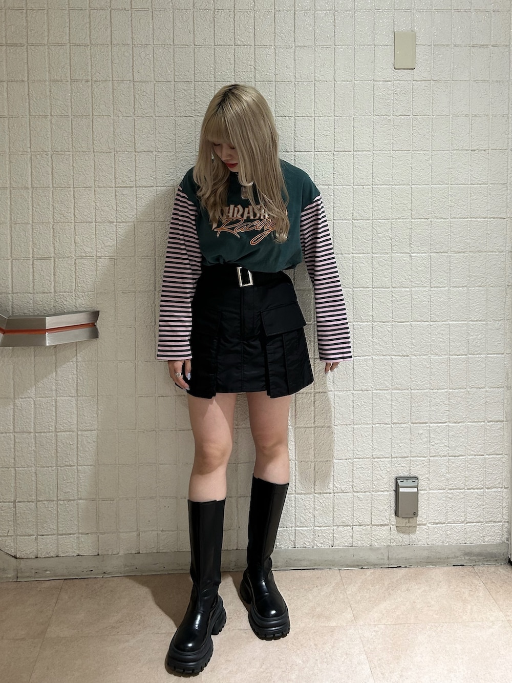 ブラック系のブーツ、ブラック系のその他パンツ、グリーン系のTシャツ/カットソーを着用したレディースの秋コーディネートの3枚目の写真