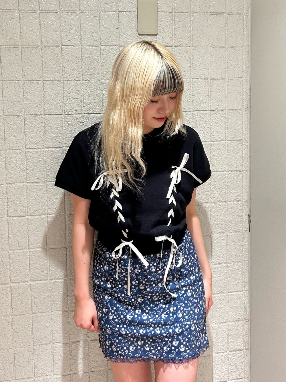 ブラック系のTシャツ/カットソー、ブルー系のワンピースを着用したレディースの夏コーディネートの4枚目の写真