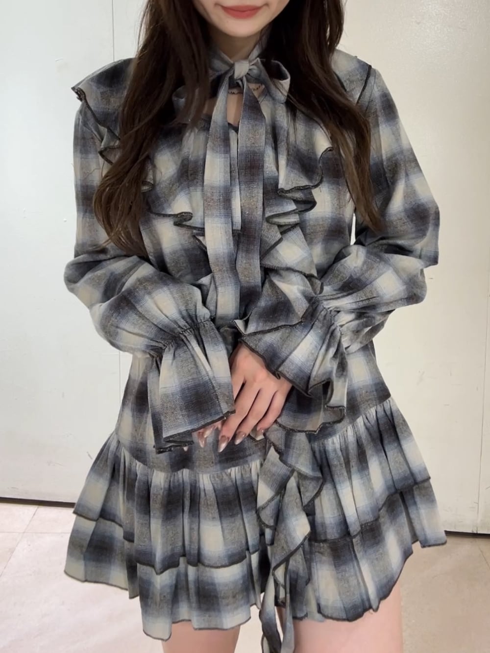 ブラウン系のワンピース、ブラック系のブーツを着用したレディースの秋コーディネートの4枚目の写真