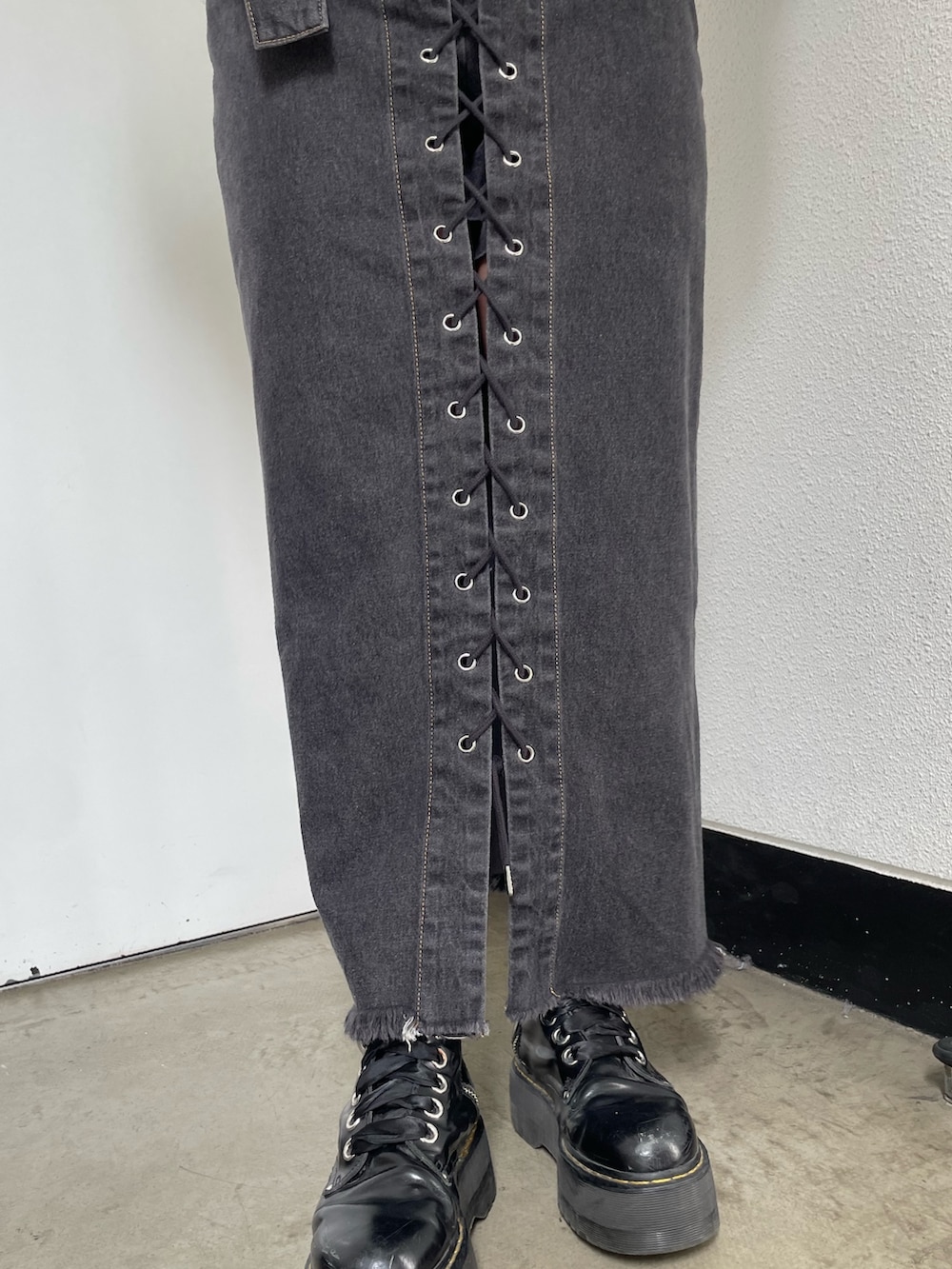 ブラック系のデニムパンツ、ブラック系のその他シューズ、ブラック系のライダースジャケットを着用したレディースの秋コーディネートの7枚目の写真