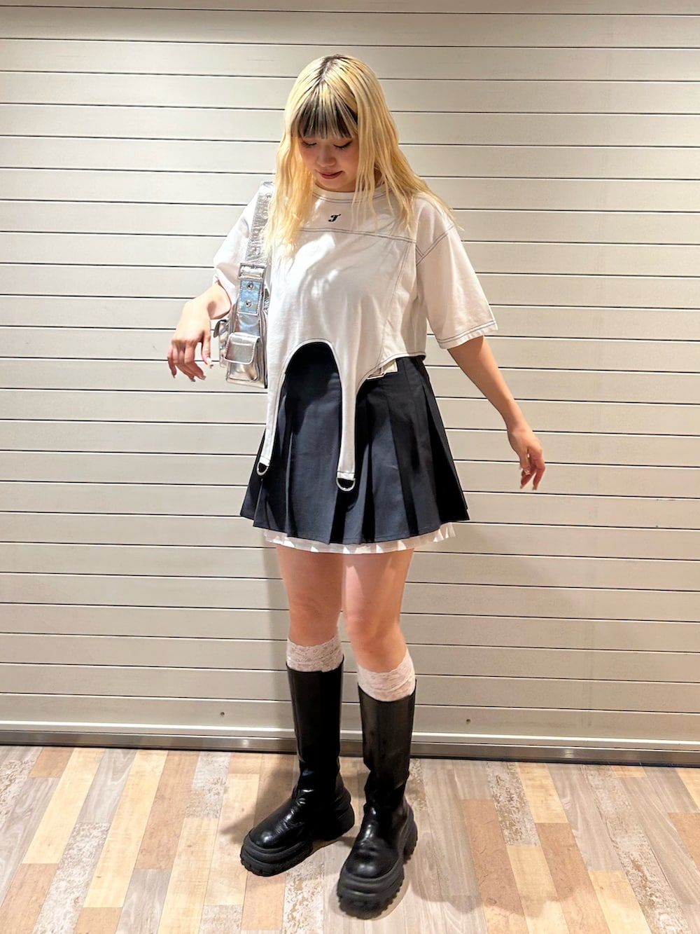 ホワイト系のTシャツ/カットソー、グレー系のスカート、シルバー系のハンドバッグを着用したレディースの夏コーディネートの2枚目の写真