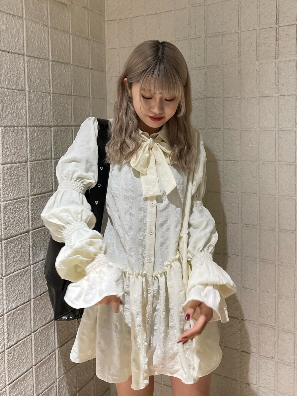 ブラック系のデニムパンツ、ホワイト系のシャツ/ブラウス、ブラック系のブーツを着用したレディースの冬コーディネートの4枚目の写真