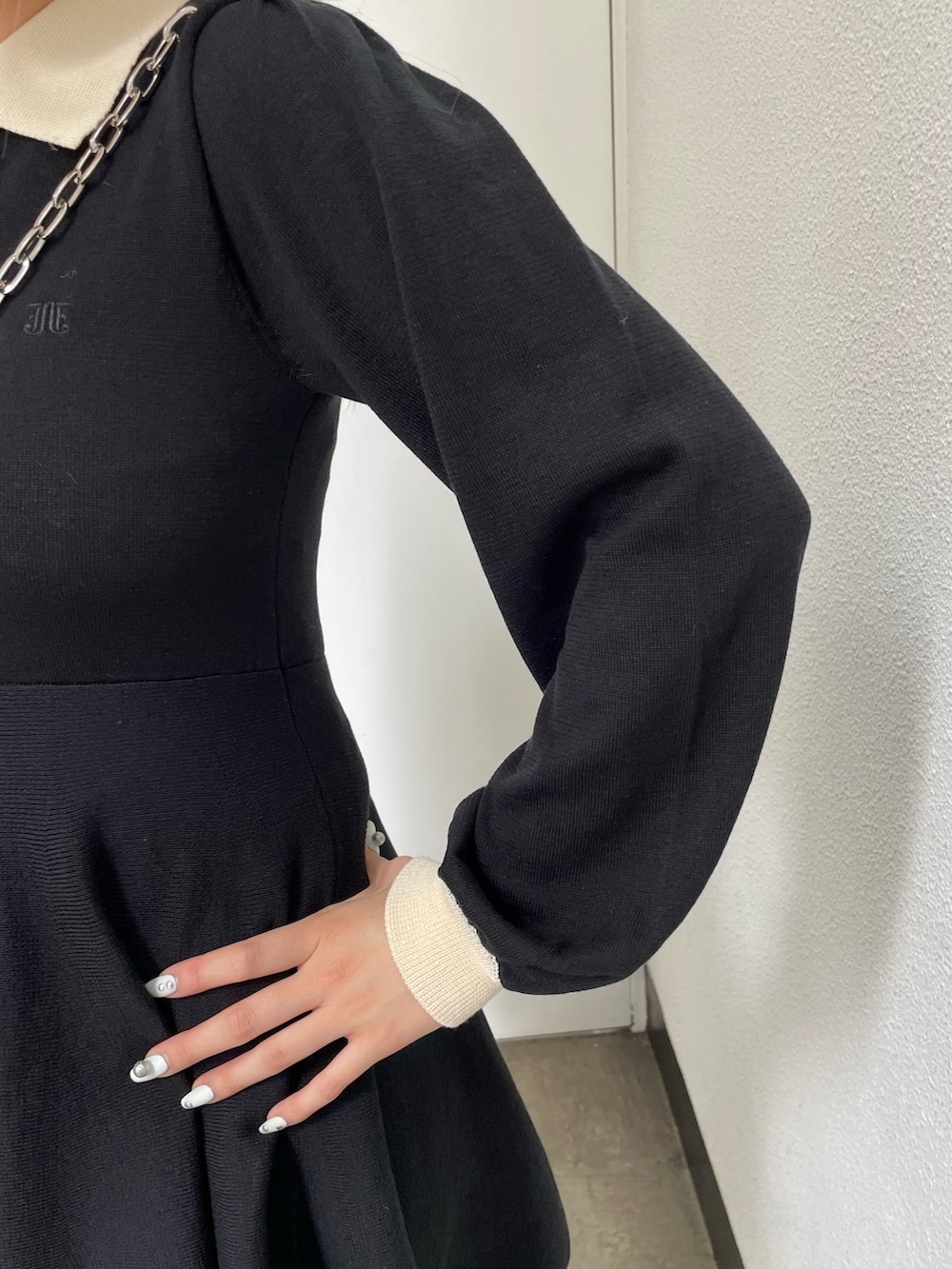 ブラック系のワンピース、ブラック系のハンドバッグを着用したレディースの夏コーディネートの4枚目の写真