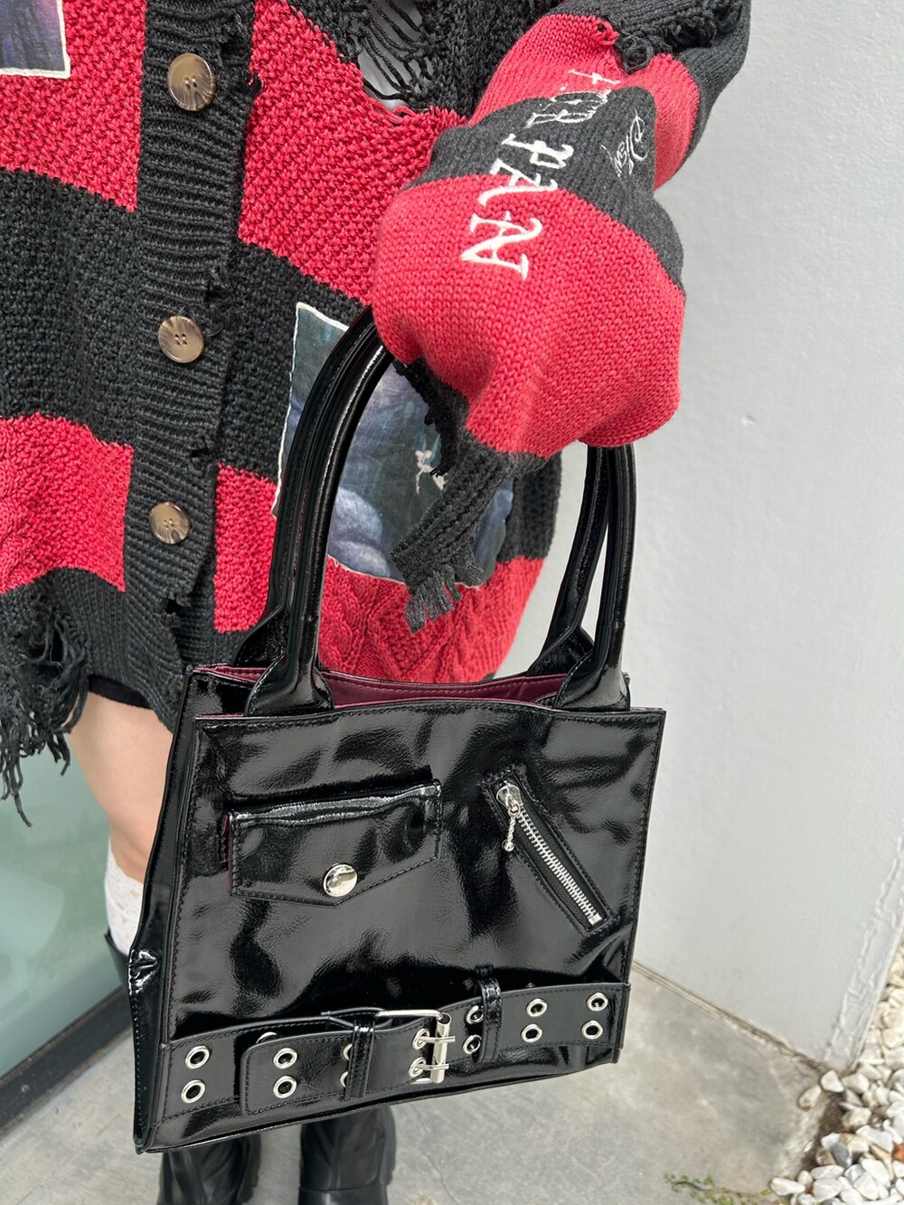 ホワイト系のシャツ/ブラウス、レッド系のカーディガン/ボレロ、ブラック系のハンドバッグを着用したレディースの夏コーディネートの10枚目の写真