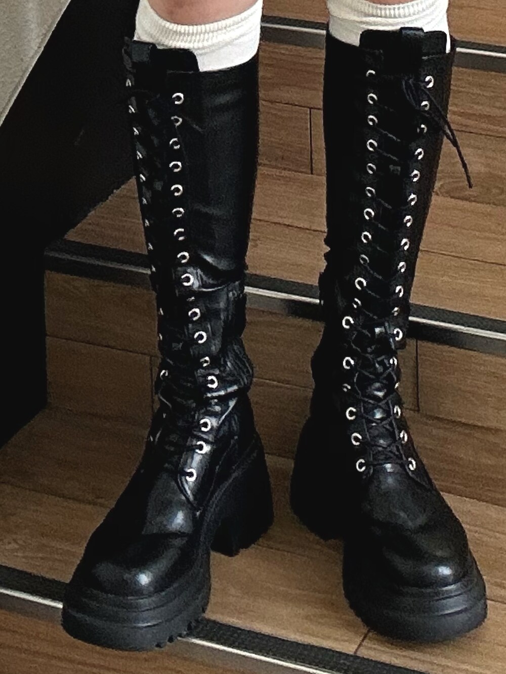 ブルー系のワンピース、シルバー系のトートバッグを着用したレディースの春コーディネートの7枚目の写真