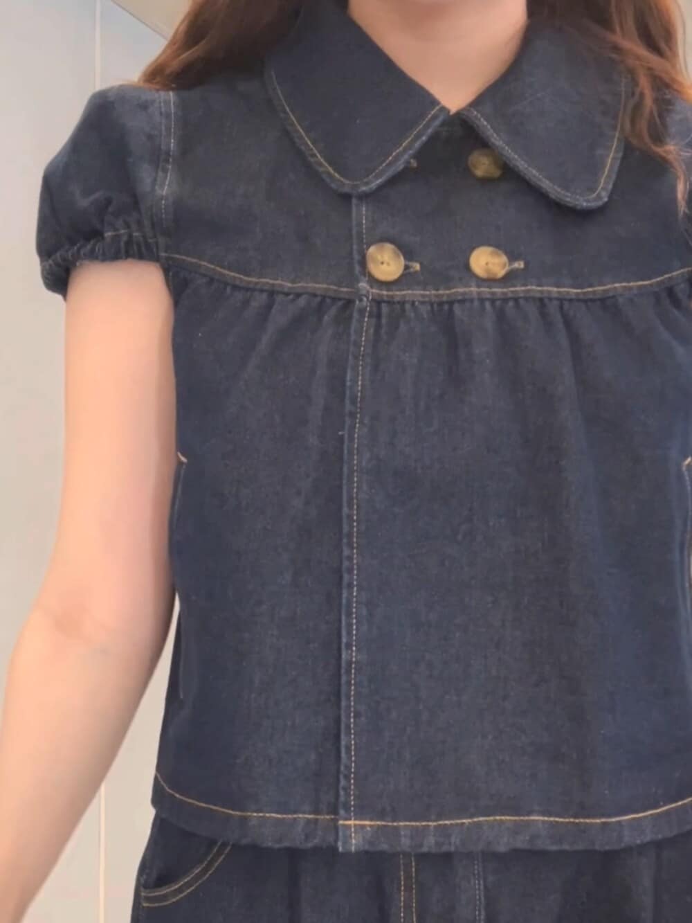 ブルー系のその他トップス、ブルー系のデニムパンツ、ブラウン系のパンプスを着用したレディースの春コーディネートの5枚目の写真