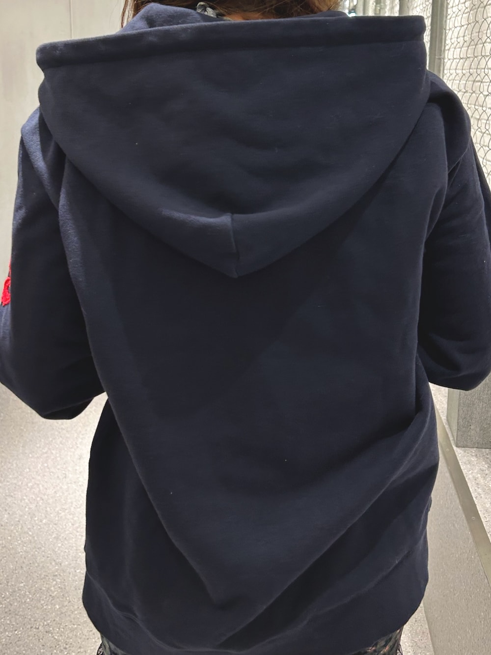 ブルー系のパーカー、グレー系のワンピースを着用したレディースの冬コーディネートの10枚目の写真