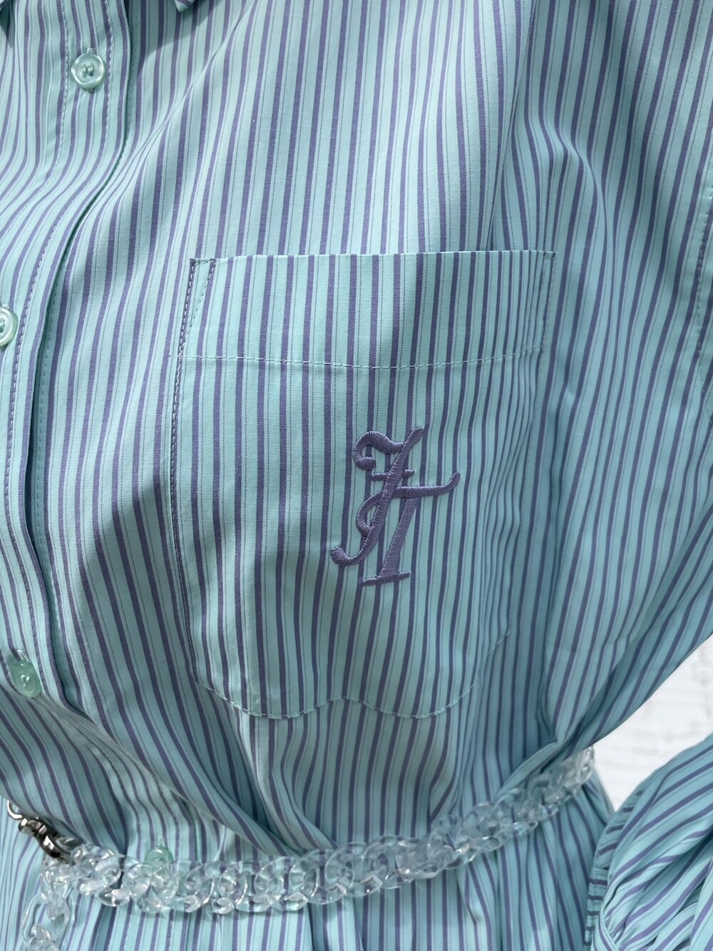 ブルー系のシャツ/ブラウス、ブラック系のショルダーバッグ、ブラック系のその他シューズを着用したレディースの冬コーディネートの6枚目の写真