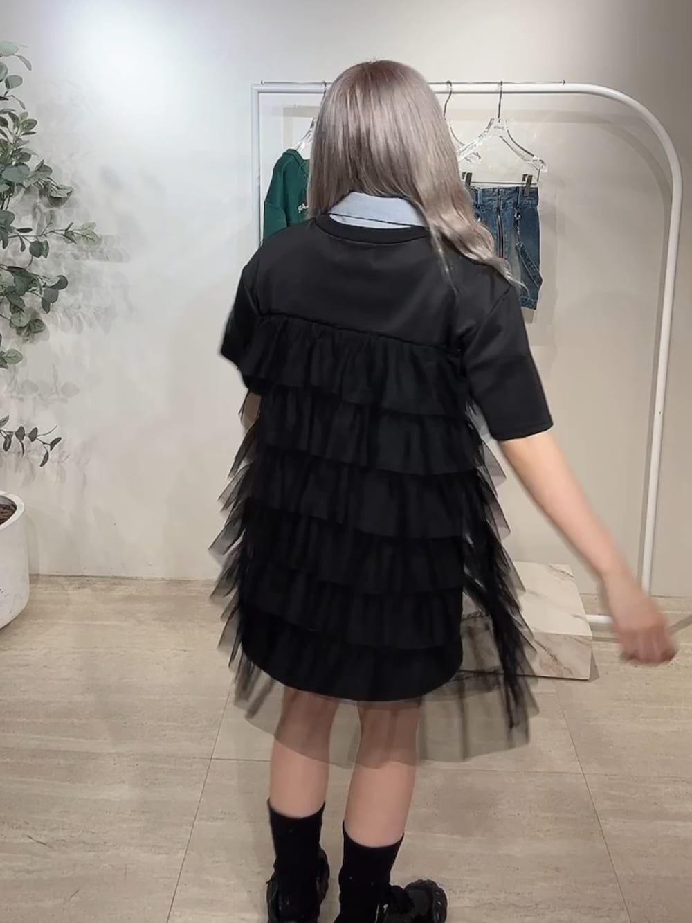 ブラック系のワンピース、ブルー系のシャツ/ブラウスを着用したレディースの夏コーディネートの2枚目の写真