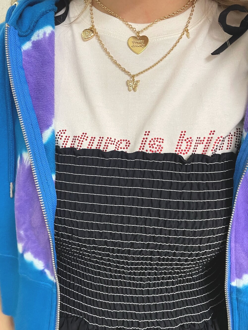 ブラック系のワンピース、ブラック系のその他シューズ、ホワイト系のTシャツ/カットソーを着用したレディースの春コーディネートの3枚目の写真