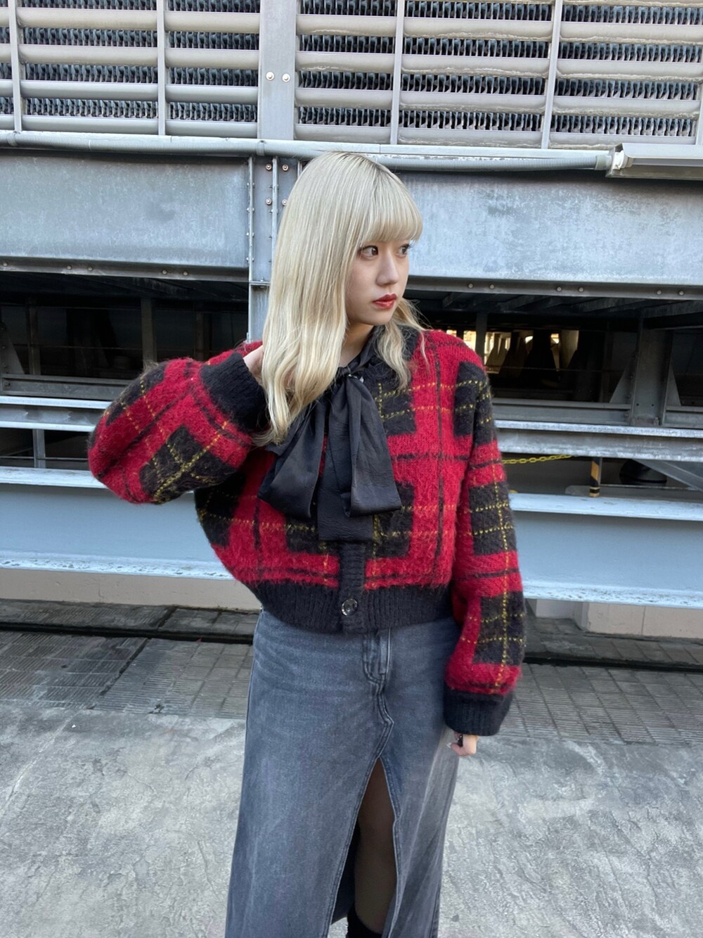 レッド系のカーディガン/ボレロ、ブラック系のシャツ/ブラウス、ブラック系のスカートを着用したレディースの冬コーディネートの3枚目の写真