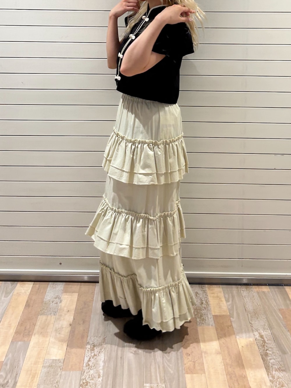 ブラック系のシャツ/ブラウス、ホワイト系のスカートを着用したレディースの夏コーディネートの4枚目の写真