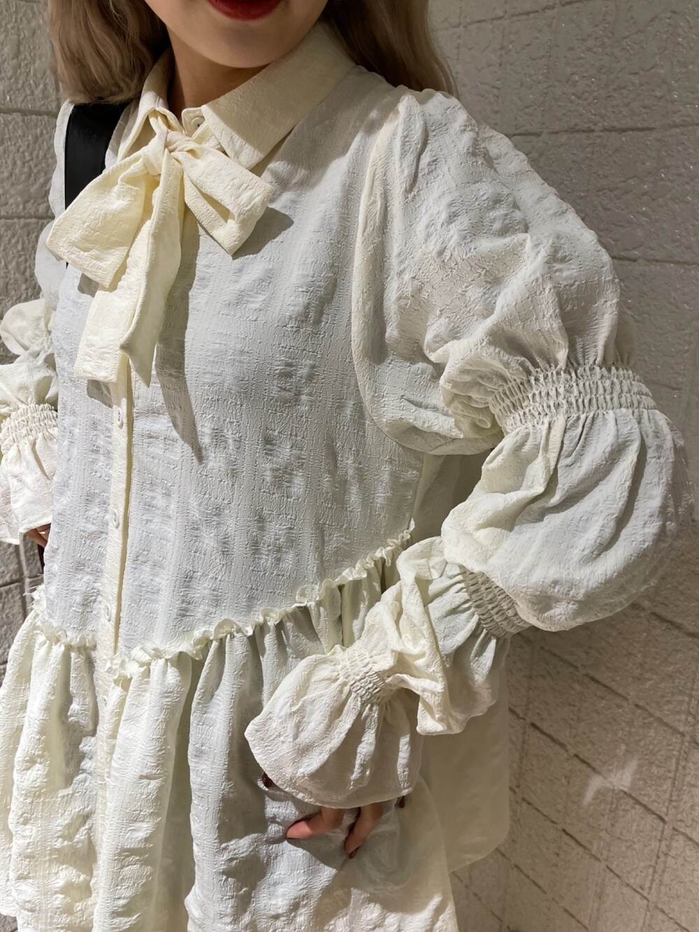 ブラック系のデニムパンツ、ホワイト系のシャツ/ブラウス、ブラック系のブーツを着用したレディースの冬コーディネートの7枚目の写真