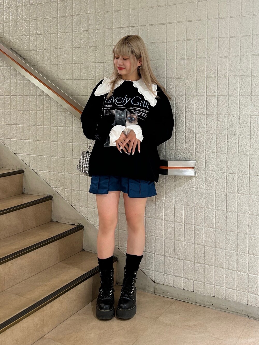 ブラック系のスウェット、ホワイト系のシャツ/ブラウス、ホワイト系のショルダーバッグを着用したレディースの夏コーディネートの2枚目の写真