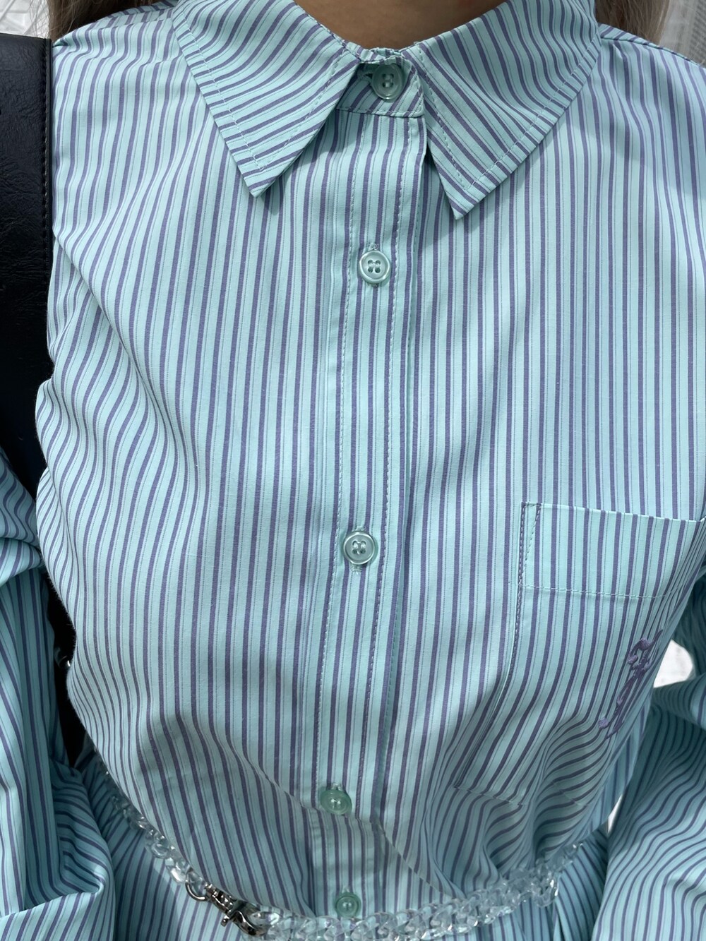 ブルー系のシャツ/ブラウス、ブラック系のショルダーバッグ、ブラック系のその他シューズを着用したレディースの冬コーディネートの5枚目の写真