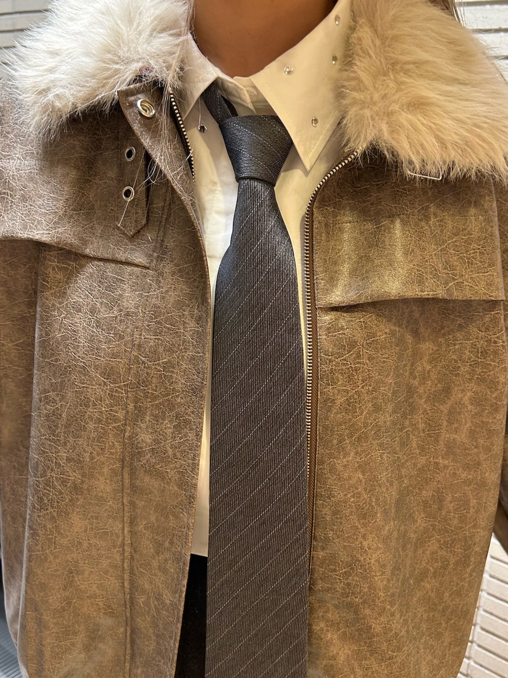 ホワイト系のシャツ/ブラウス、グレー系のネクタイ、ブラック系のスカートを着用したレディースの秋コーディネートの7枚目の写真