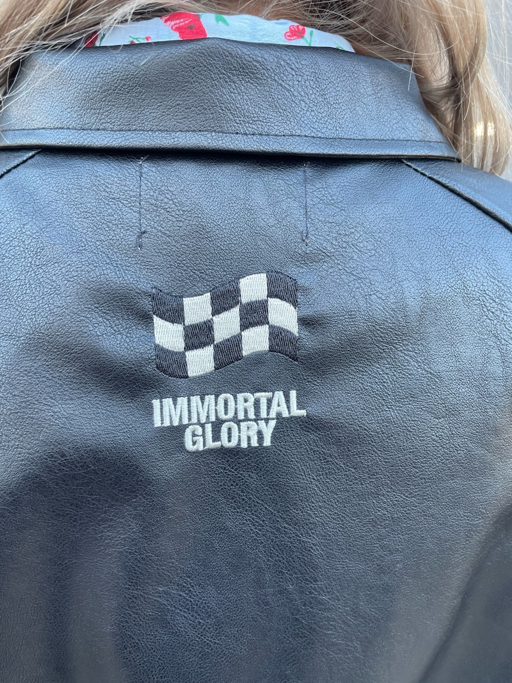 ブルー系のシャツ/ブラウス、ブラック系のブルゾン、ブラック系のその他シューズを着用したレディースの冬コーディネートの8枚目の写真