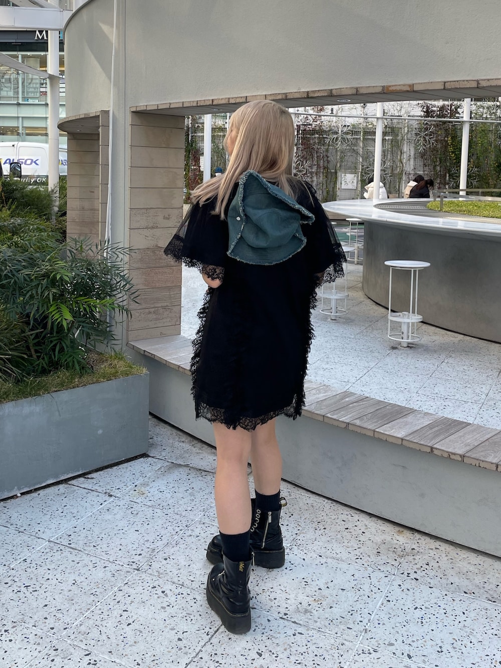 ブラック系のその他シューズ、ブラック系のワンピース、ブルー系のハットを着用したレディースの春コーディネートの2枚目の写真