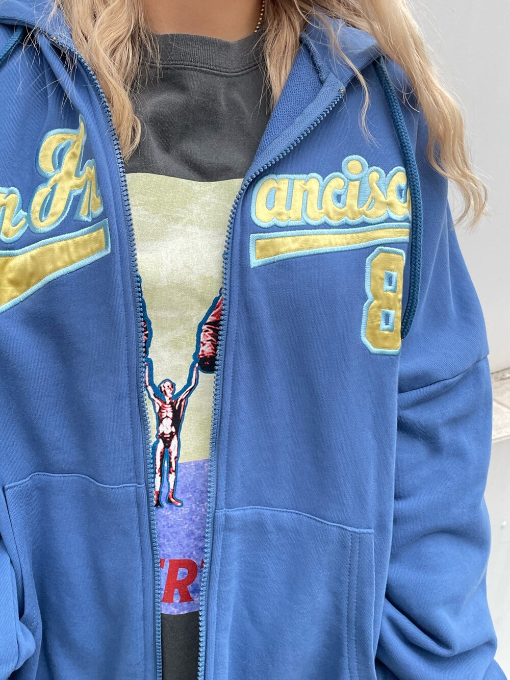 ブラック系のブーツ、ブルー系のデニムパンツ、ブラック系のTシャツ/カットソーを着用したレディースの春コーディネートの6枚目の写真