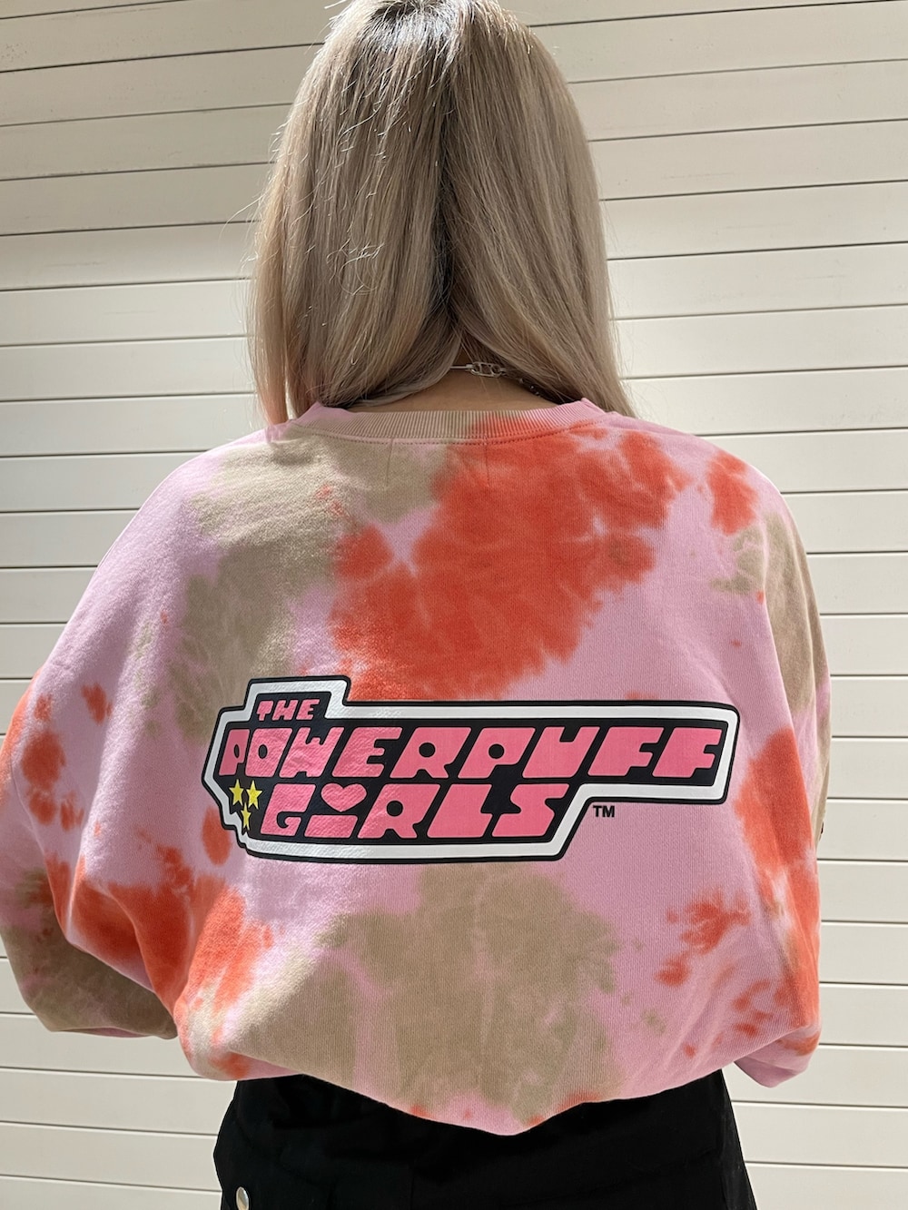 ピンク系のスウェット、ブラック系のその他パンツ、ブラック系のトートバッグを着用したレディースの冬コーディネートの5枚目の写真