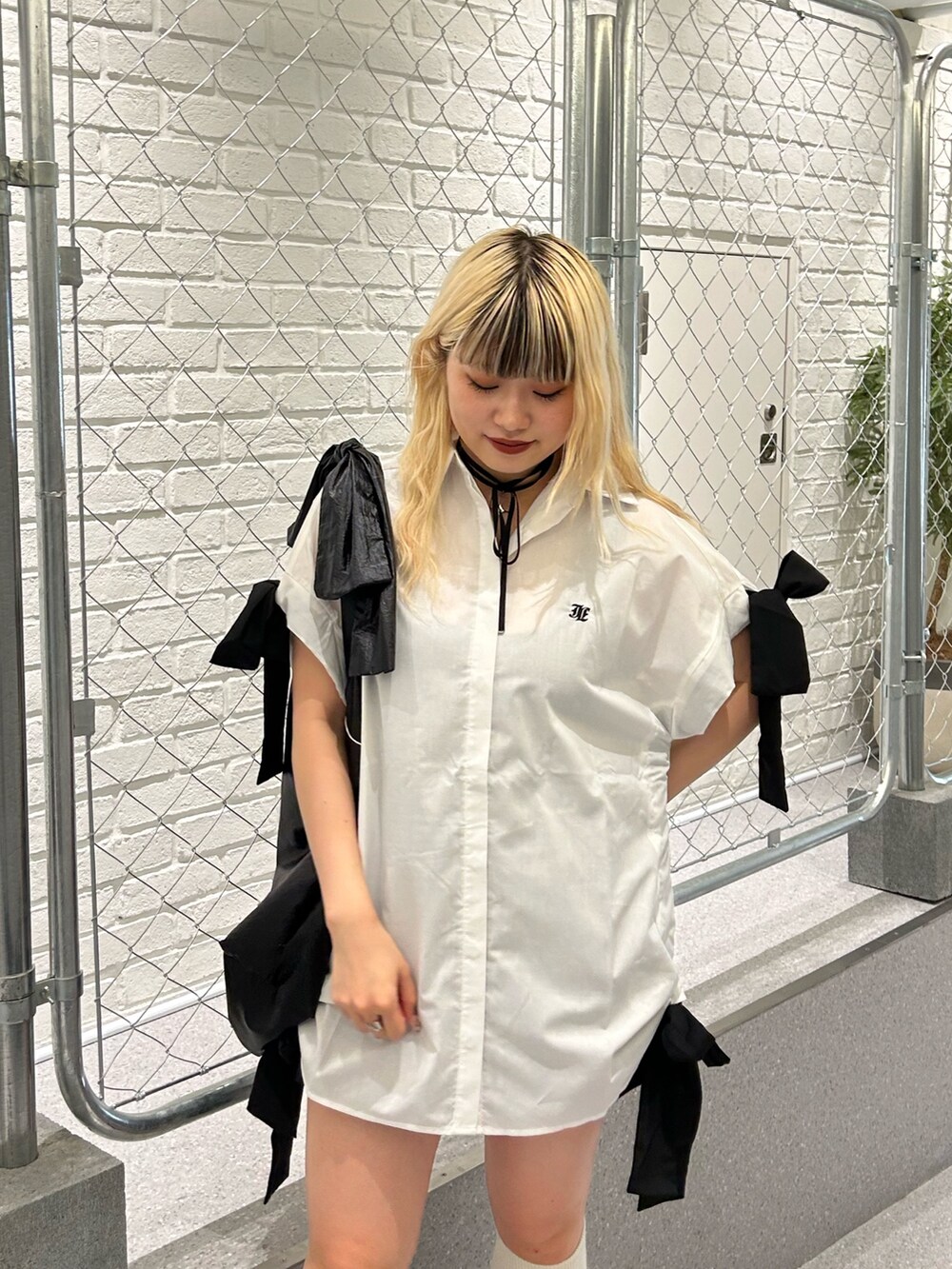 ブラック系のトートバッグ、ホワイト系のシャツ/ブラウス、ブラック系のチョーカーを着用したレディースの夏コーディネートの4枚目の写真