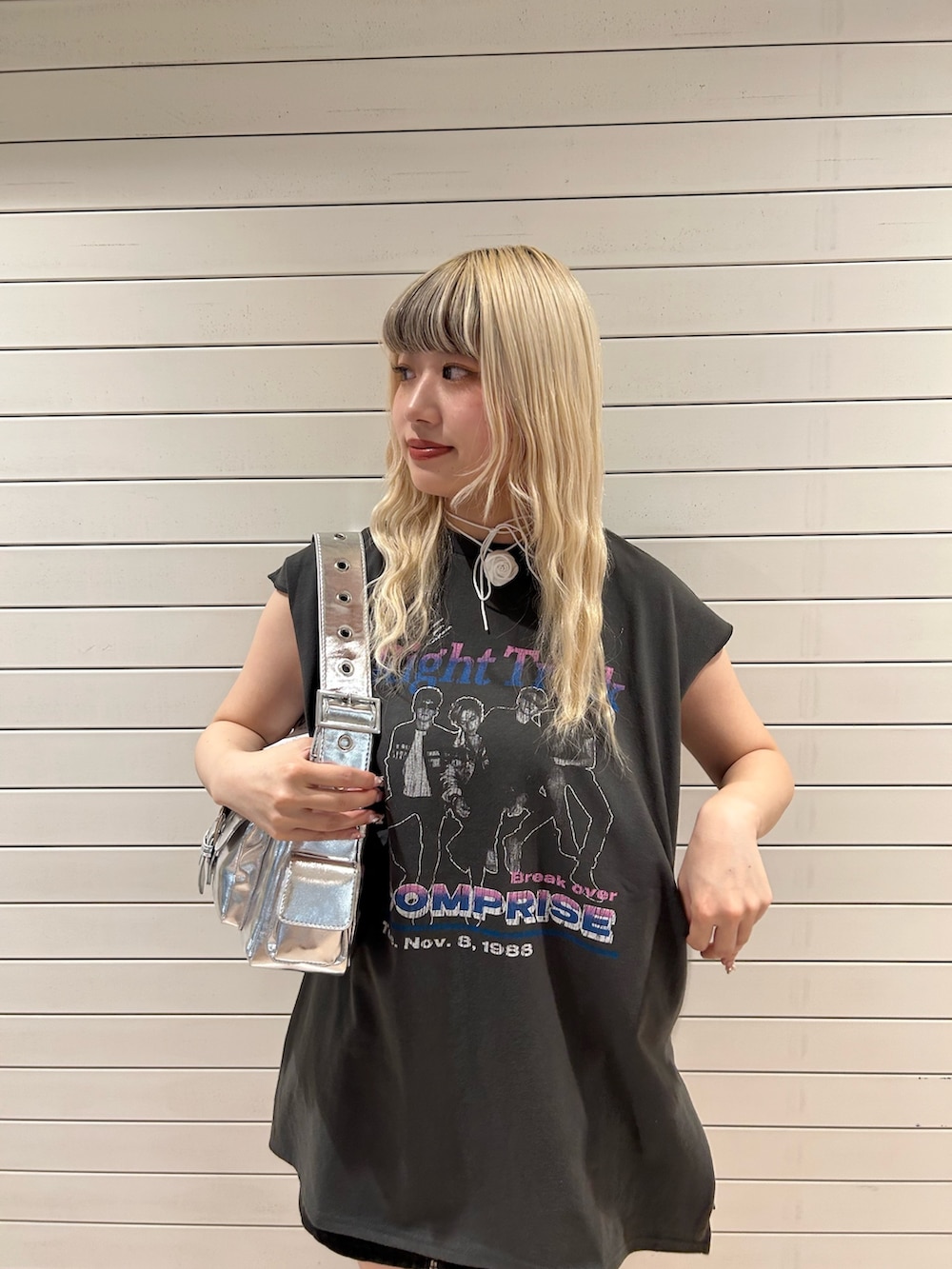 ブラック系のTシャツ/カットソー、シルバー系のハンドバッグ、ホワイト系のチョーカーを着用したレディースの夏コーディネートの5枚目の写真