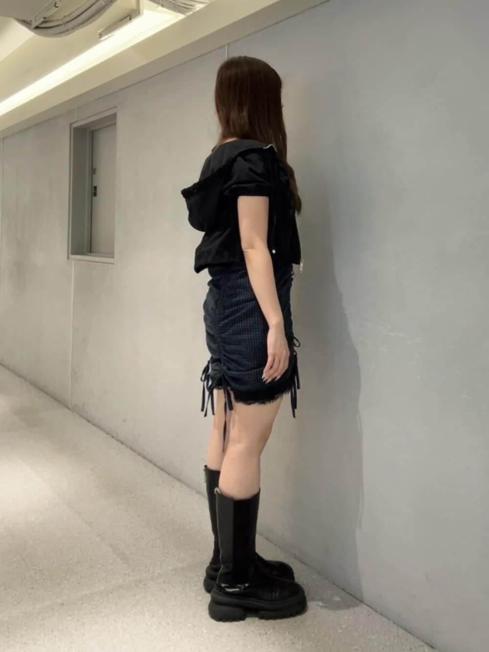 ブルー系のワンピース、ブラック系のその他トップスを着用したレディースの夏コーディネートの2枚目の写真